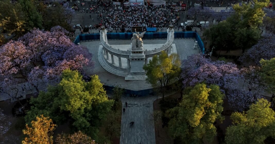 Ciudad de México anuncia lineamientos para limitar narcocorridos en actos oficiales y espacios públicos Personas disfrutando de un vibrante evento al atardecer en la Universidad UNAM en la Ciudad de México.
