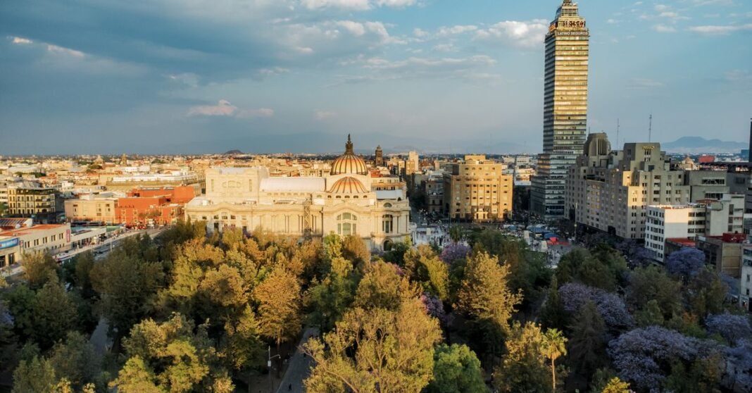 Sedema reporta que la Ciudad de México superó su meta de reducción de emisiones para 2024 Impresionante vista aérea del skyline de la Ciudad de México que presenta el Palacio de Bellas Artes y la Torre Latinoamericana.