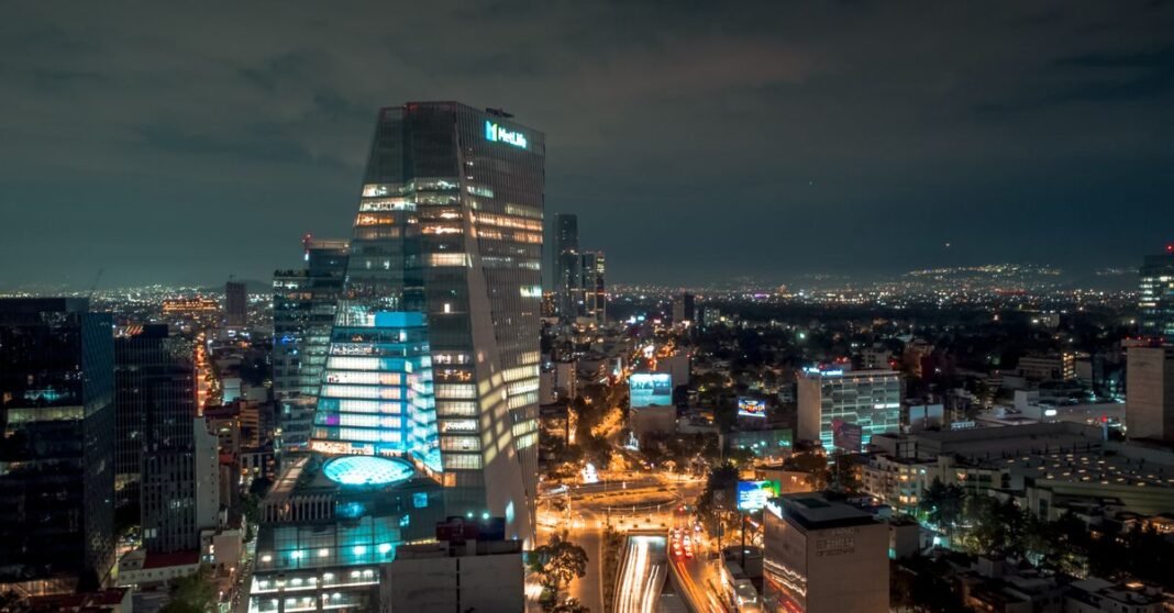La economía de la CDMX es más grande que hace seis años, afirma SEDECO en el Congreso capitalino Vista aérea de Ciudad de México mostrando el paisaje urbano durante un atardecer vibrante.