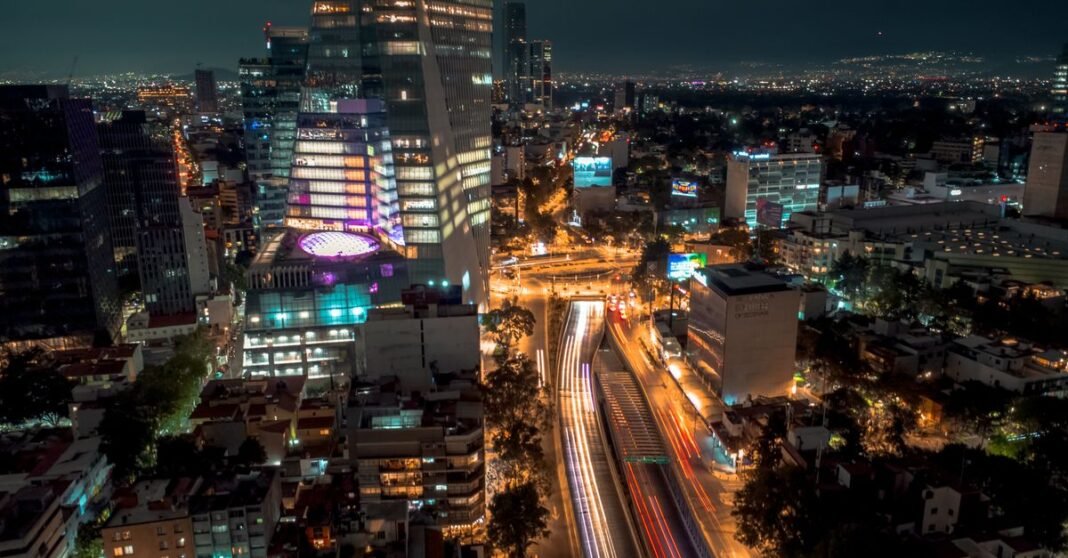 Cateos en Venustiano Carranza dejan dos detenidos y el aseguramiento de 115 dosis de cristal Policía en uniforme multando un coche en un entorno urbano de la Ciudad de México.
