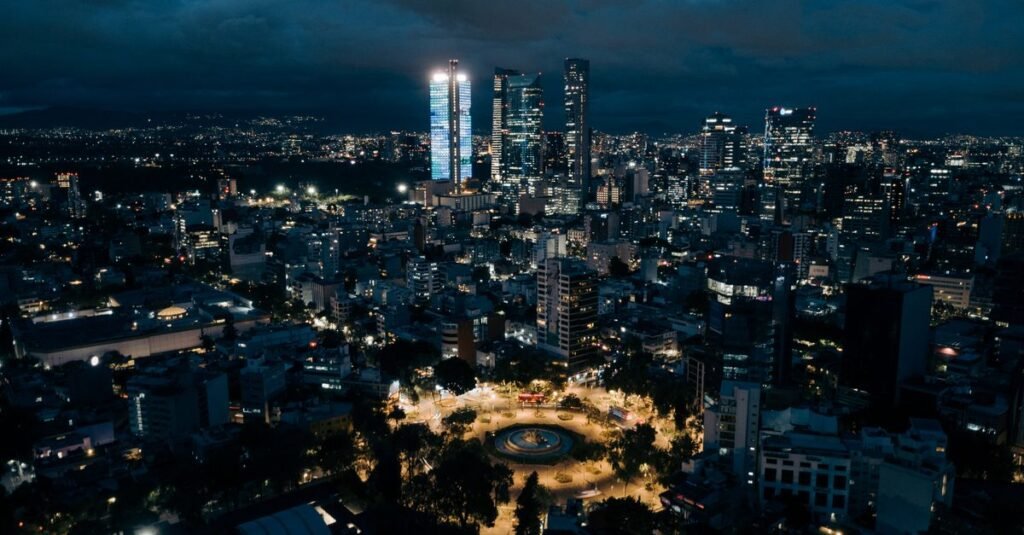 Vista aérea de Ciudad de México mostrando el paisaje urbano durante un atardecer vibrante.