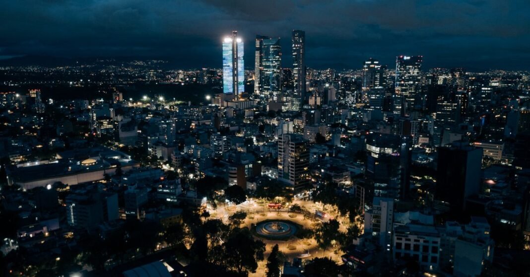 Congreso de la CDMX deroga el delito de peligro de contagio del Código Penal Vista aérea de Ciudad de México mostrando el paisaje urbano durante un atardecer vibrante.