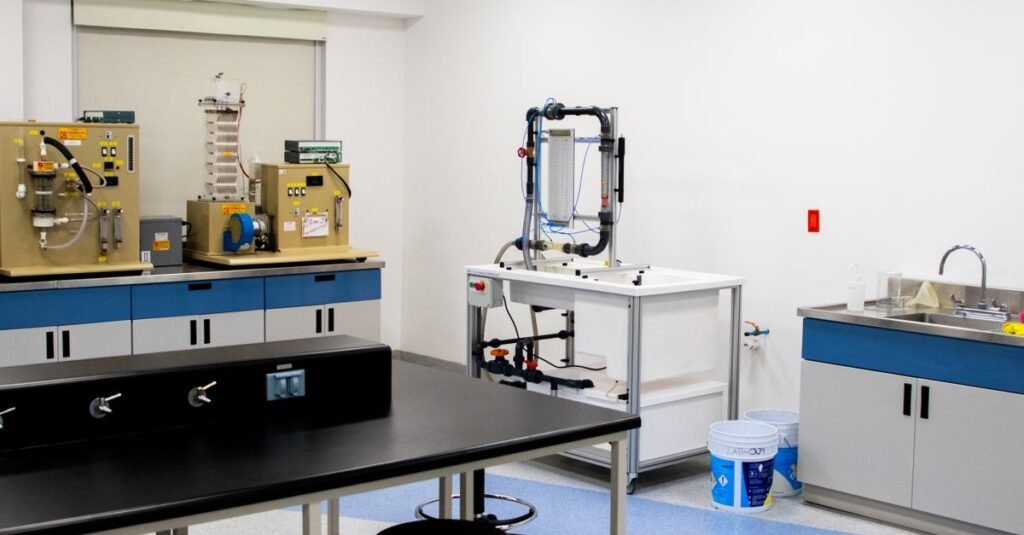 Un laboratorio moderno bien equipado con instrumentos de investigación industrial y de salud.