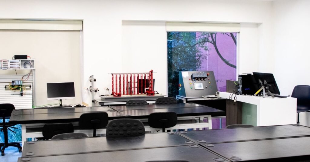 Interior de laboratorio contemporáneo con escritorios y equipo, perfecto para fines educativos.