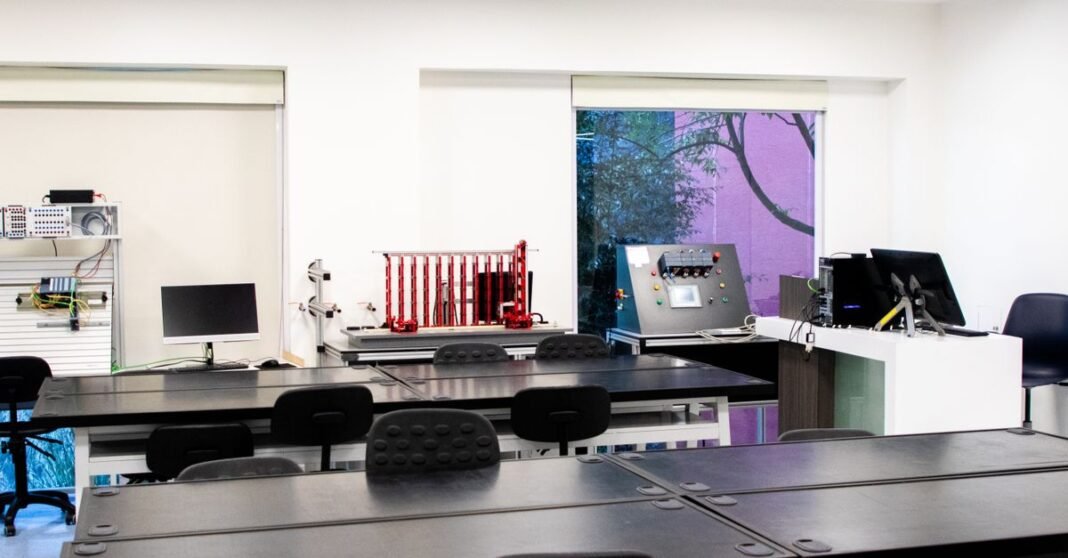 UNESCO dedicará el Día Internacional de la Educación 2025 a la inteligencia artificial Interior de laboratorio contemporáneo con escritorios y equipo, perfecto para fines educativos.