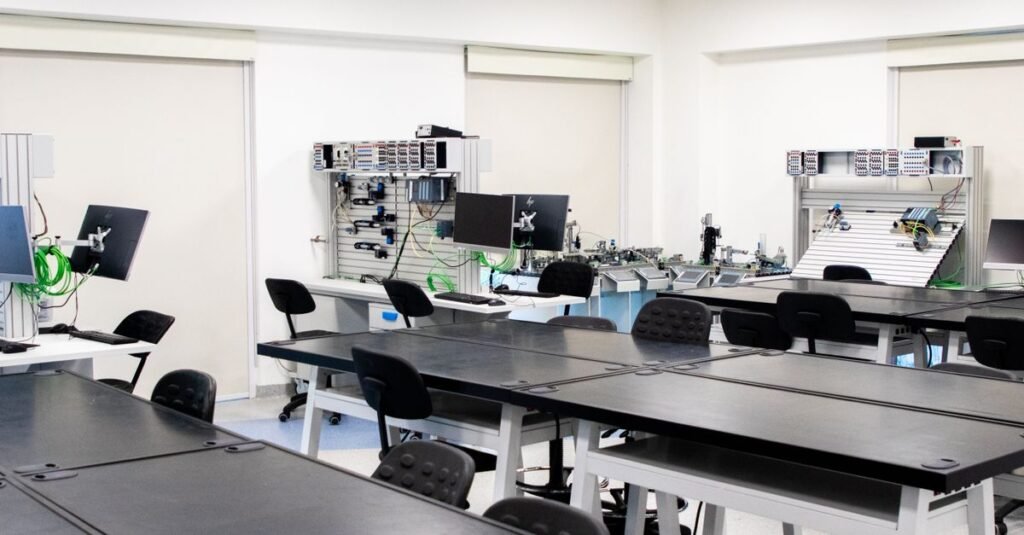 Interior de laboratorio contemporáneo con escritorios y equipo, perfecto para fines educativos.