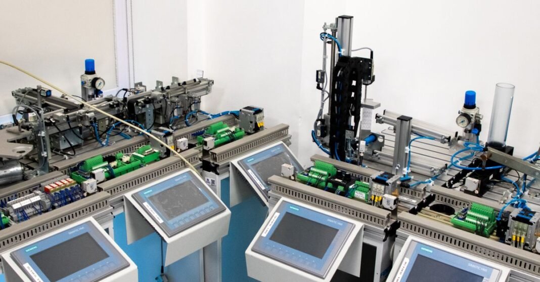 Foxconn prepara en México una planta para ensamblar los superchips GB200 de Nvidia Sistema de automatización industrial de alta tecnología con paneles de control en interiores.