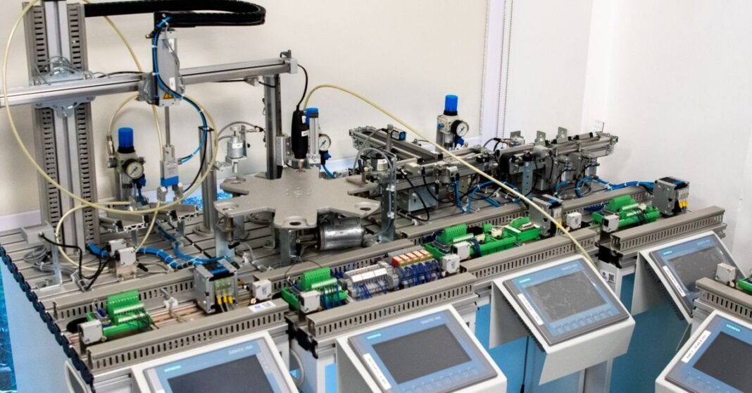 Exportaciones de México alcanzan 81 mil 420 millones de dólares en julio, impulsadas por manufacturas Maquinaria industrial avanzada para automatización y control en un entorno de laboratorio.