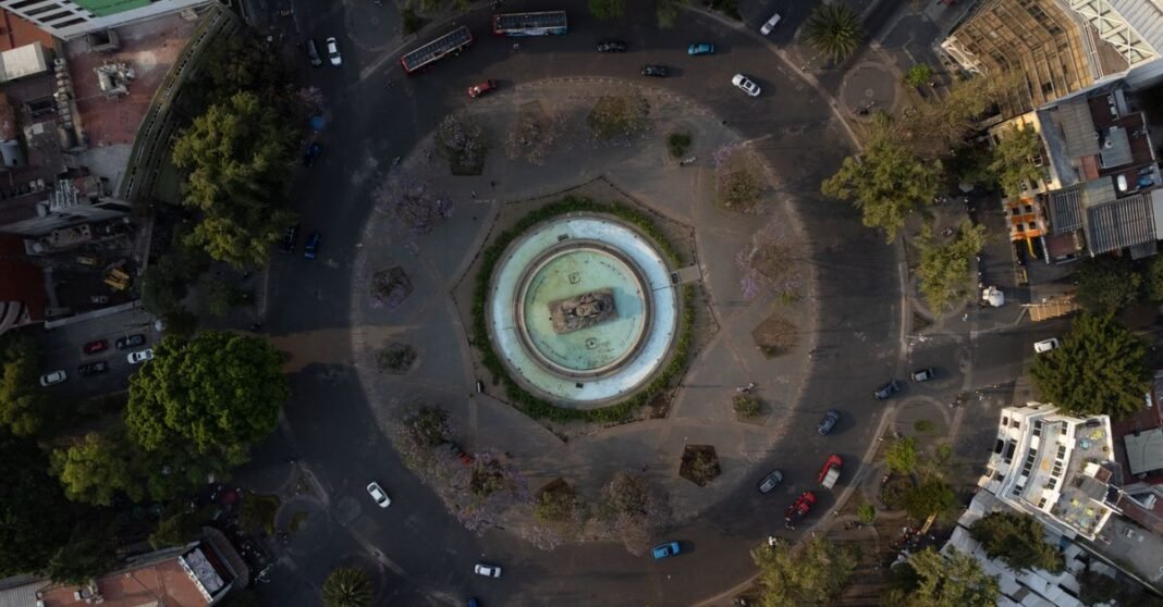 Vecinos de Chicoloapan bloquean la México-Texcoco por falta de agua Un grupo de policías antidisturbios con escudos y cascos formando una línea durante el día en Ciudad de México.
