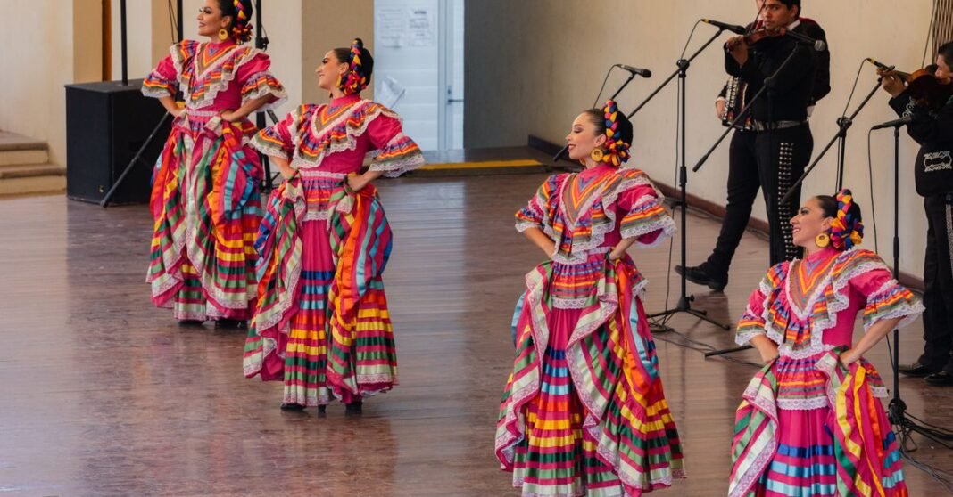 Arte y Cultura del Tec campus Monterrey prepara una cartelera con danza, musicales y folclor de pueblos mágicos Bailarinas mexicanas vibrantes actuando con vestimenta tradicional en Tequila, México.