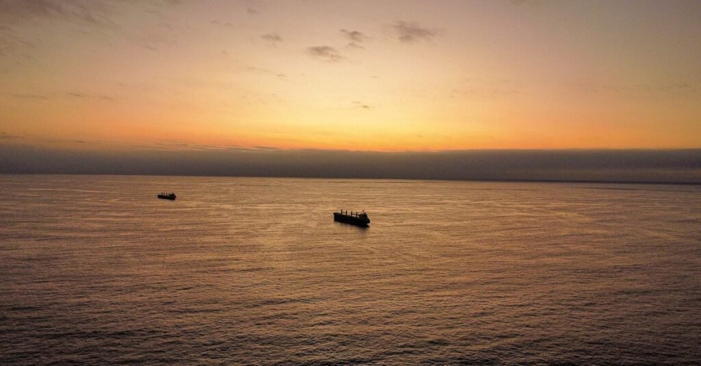 Vista aérea de barcos navegando en el Océano Pacífico durante un hermoso atardecer cerca de Antofagasta, Chile.