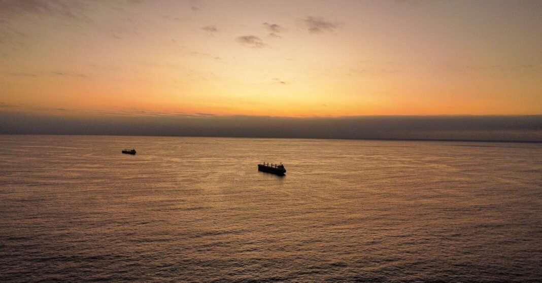 Trump afirma que las conversaciones con Irán son su “última oportunidad”; Teherán no confirma una negociación directa Vista aérea de barcos navegando en el Océano Pacífico durante un hermoso atardecer cerca de Antofagasta, Chile.