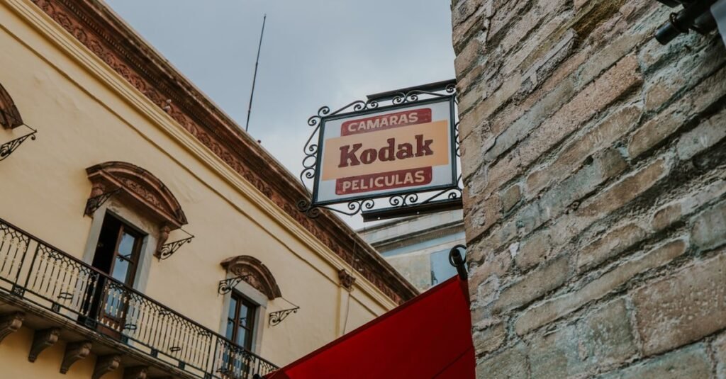 Vista cercana de un edificio histórico y el cartel de Kodak en Guanajuato, México.