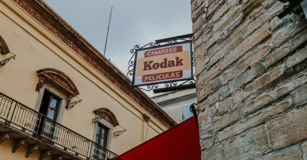 Silvia Pinal y Pedro Infante: la dupla que marcó una época del cine mexicano Vista cercana de un edificio histórico y el cartel de Kodak en Guanajuato, México.