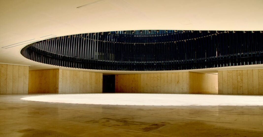 INBAL nombra a Mireille Bartilotti como nueva titular de Música y Ópera Interior de una moderna casa de ópera en Mérida, que muestra elegancia arquitectónica.