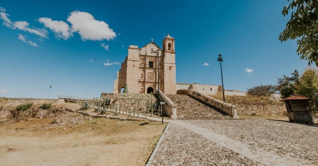 Descubre la belleza intemporal de la iglesia histórica de Santo Domingo Yanhuitlán bajo un cielo azul claro.