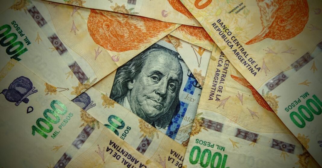 Imagen ilustrativa: México, entre la presión de Trump y la defensa de la soberanía tras la intervención en Venezuela Un primer plano detallado de pesos argentinos y un dólar estadounidense, mostrando el contraste de las monedas.