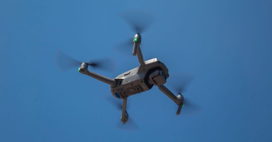 Imagen ilustrativa: Ejército de EU neutraliza tres drones presuntamente ligados a cárteles con un láser en la frontera Un drone volando contra un cielo azul claro en Santiago de Querétaro, México.