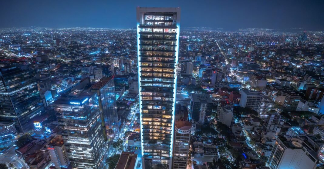 México cerró 2024 con una violencia homicida que dejó más de 26 mil muertes y marcó al año por casos de alto impacto Impresionante vista aérea de la Ciudad de México iluminada por la noche, mostrando la expansión urbana y luces vibrantes.