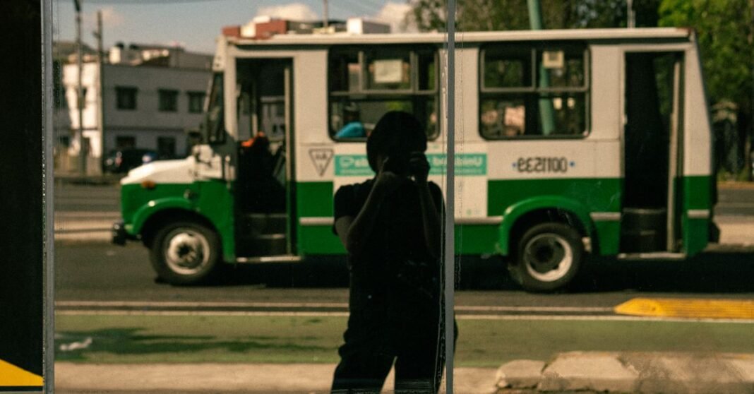 REDIM advierte que hasta 250 mil menores en México están en riesgo de reclutamiento por el crimen organizado Foto en monocromo de una calle urbana en la Ciudad de México con persianas de tiendas cerradas y juego de sombras.