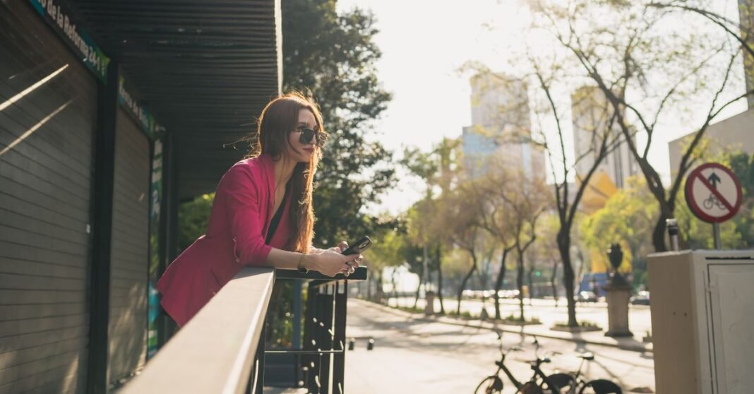 Un tercio de los mexicanos no reconoce una noticia falsa, según un estudio de Kaspersky Mujer a la moda con un blazer rosa disfrutando de un día soleado en el paisaje urbano de Ciudad de México.