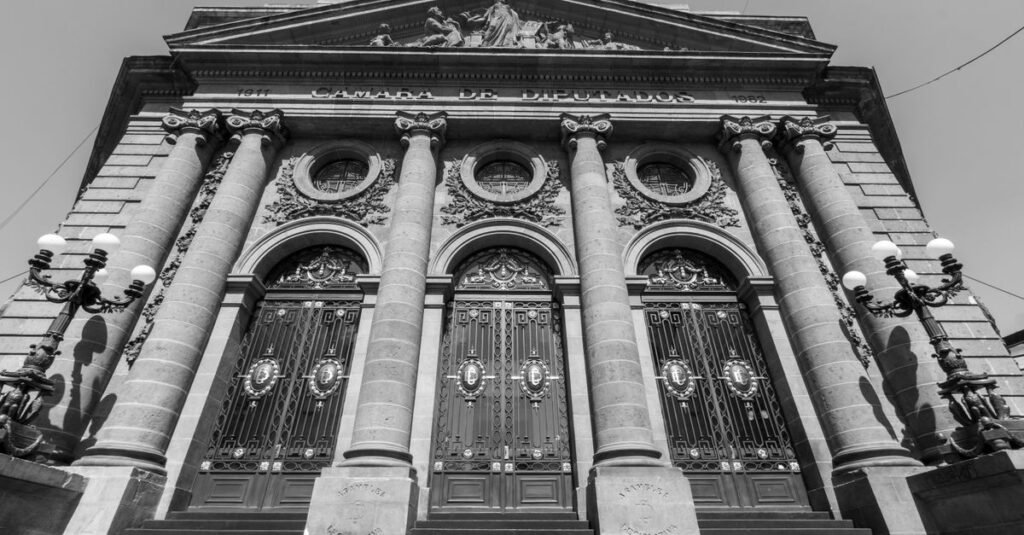 Foto en blanco y negro de la Cámara de Diputados de México, un edificio histórico icónico en Ciudad de México.