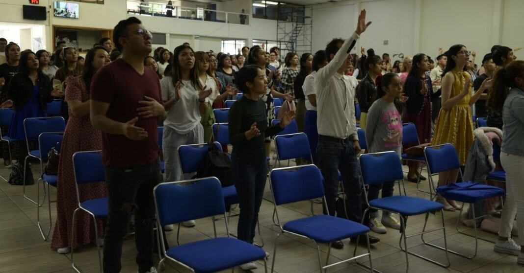 UNAM publica resultados del Examen de Control Presencial para ingreso a licenciatura Un joven se concentra en sus estudios en un aula vacía de Buenos Aires, bañada por la luz natural.