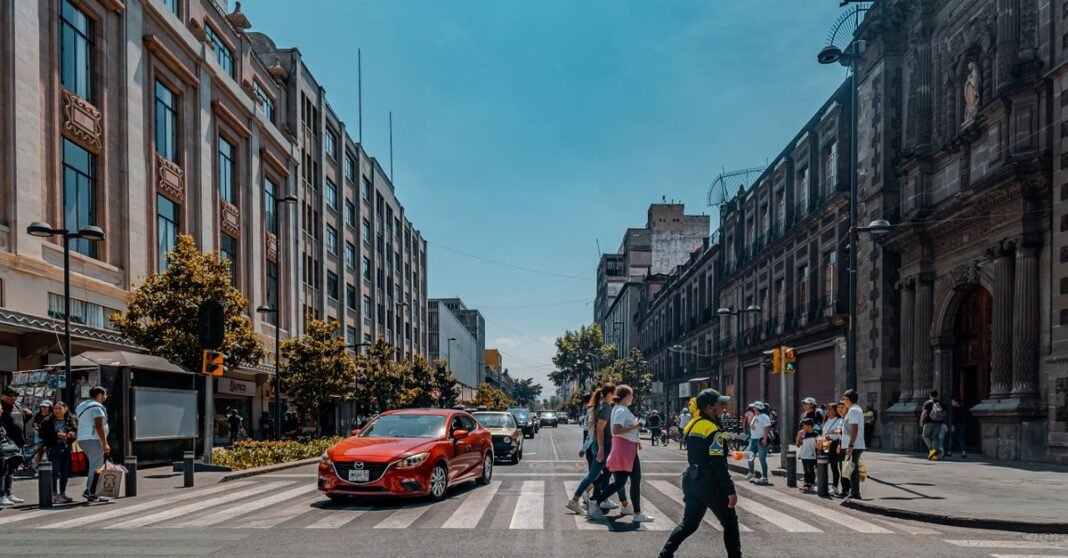 Un sismo de magnitud 6,5 sacude Guerrero y se percibe en el centro y sur de México Un coche rojo abandonado estacionado en una calle tranquila en Tuxtla Gutiérrez, México, con la luz del sol proyectando sombras.