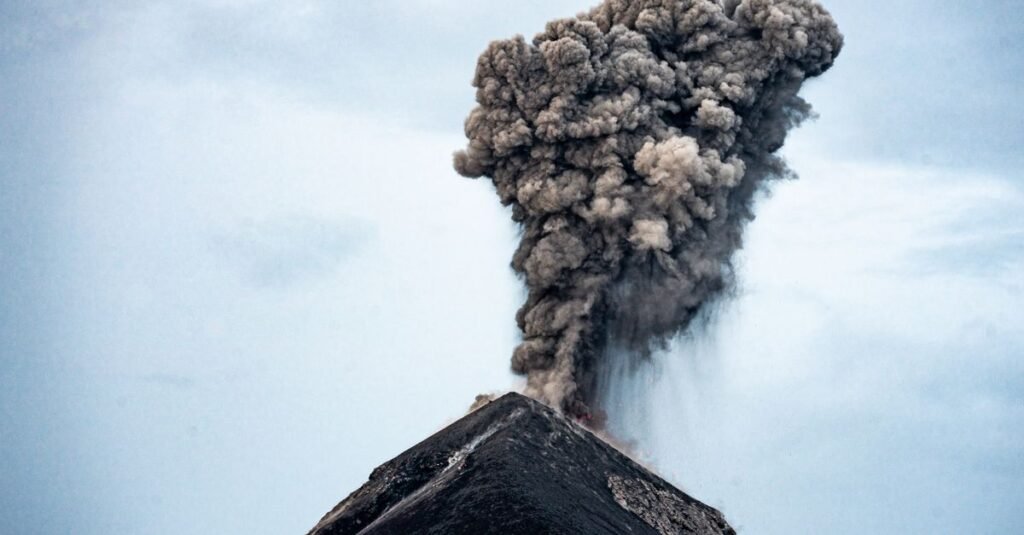 Poderosa erupción del Volcán Acatenango en Guatemala con nube de ceniza oscura y humo.