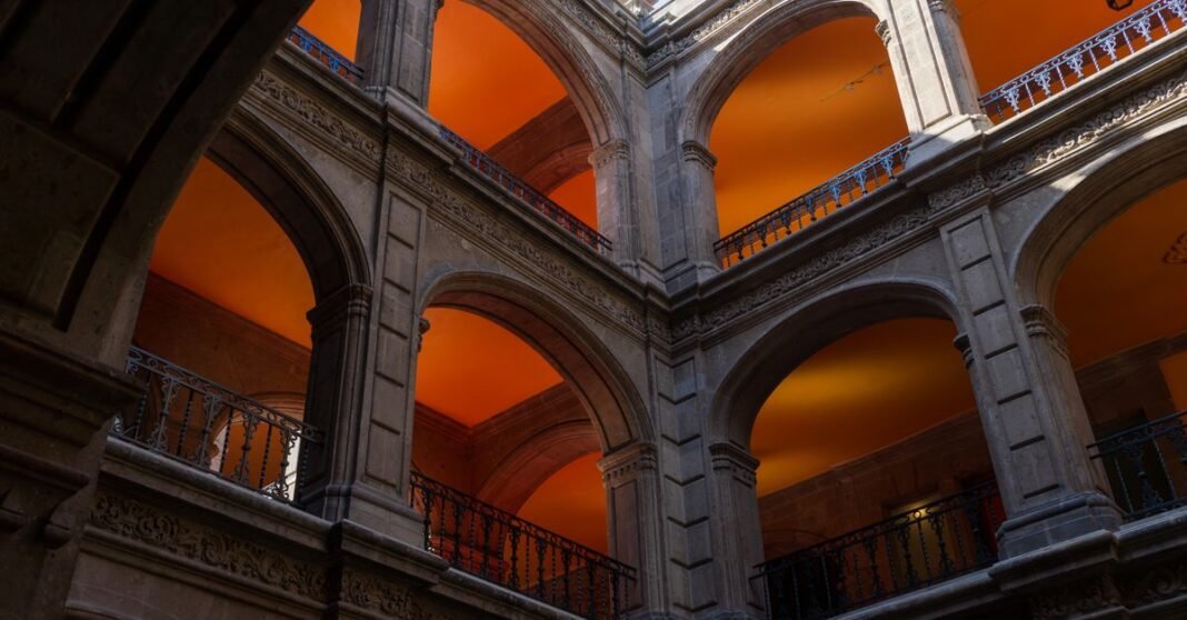 SCJN invalida en la CDMX el delito de corrupción por considerarlo confuso e impreciso Vista aérea de Ciudad de México mostrando el paisaje urbano durante un atardecer vibrante.