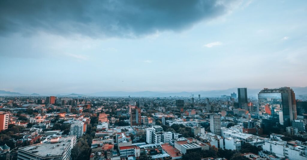 Impresionante panorama aéreo de Ciudad de México con un cielo dramático.