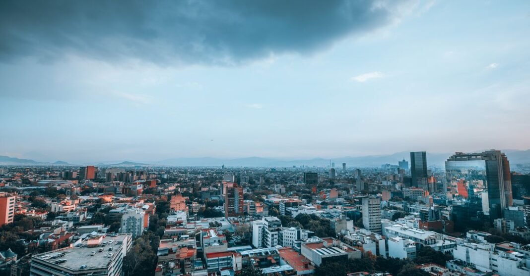 Google confirma una nueva región de nube en Querétaro y fortalece el polo de centros de datos en México Impresionante panorama aéreo de Ciudad de México con un cielo dramático.