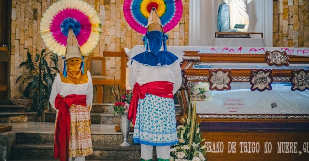 Entierran a ‘El Mencho’ en Zapopan entre ataúd dorado, flores y fuerte operativo de seguridad Una cruz histórica del cementerio en San José de Las Salinas, Córdoba, Argentina, rodeada de tumbas tradicionales.