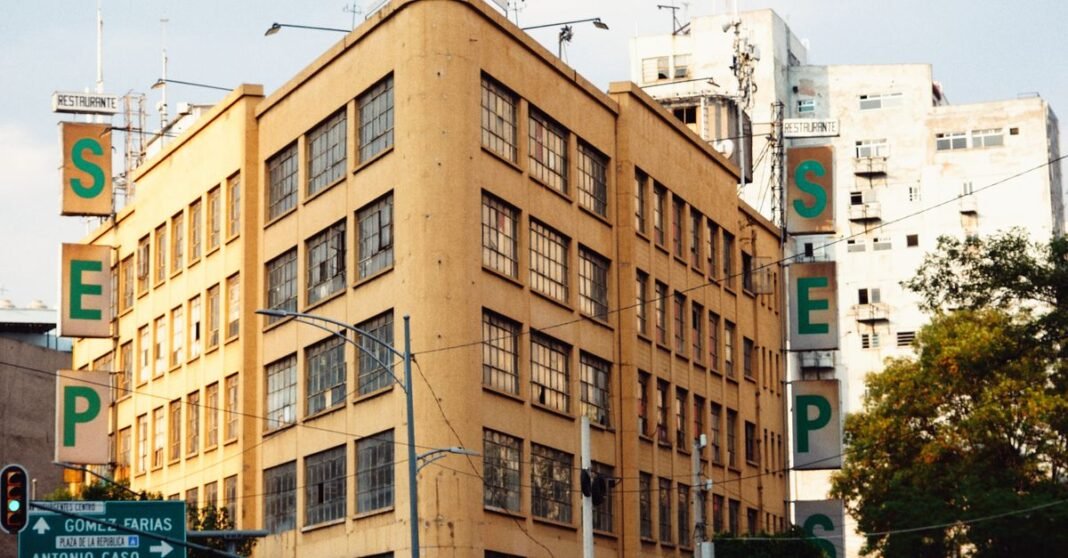 Canal Once recupera sus instalaciones tras más de dos meses de ocupación; estudiantes denuncian uso de violencia Edificio de esquina con señales del SEP en el paisaje urbano de la Ciudad de México.