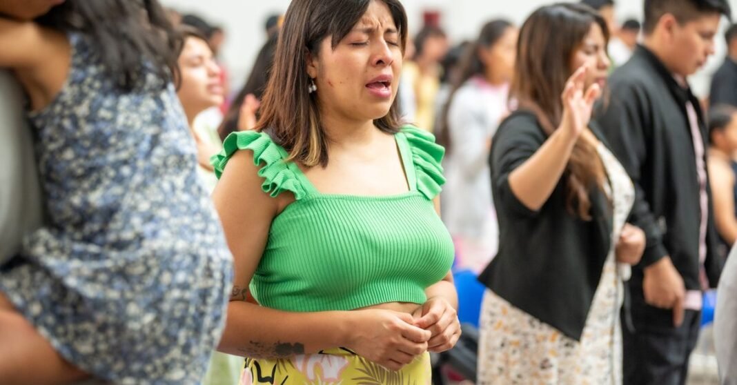 México reduce la pobreza, pero sigue entre los países con mayor proporción en América Latina, según la CEPAL Un grupo diverso de personas adorando en un espacio cerrado en Ciudad de México, expresando devoción y comunidad.