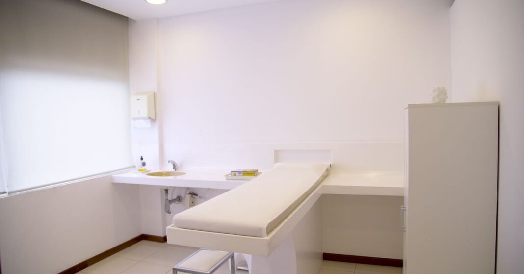 IMSS-Bienestar prevé 27% menos consultas que su mejor nivel de 2016, advierte México Evalúa Profesional médico realizando un ultrasonido a un paciente en un entorno clínico.