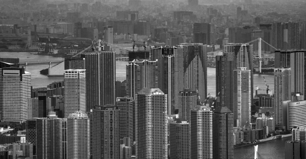 Paisaje urbano en blanco y negro de Tokio con rascacielos y paisaje urbano.