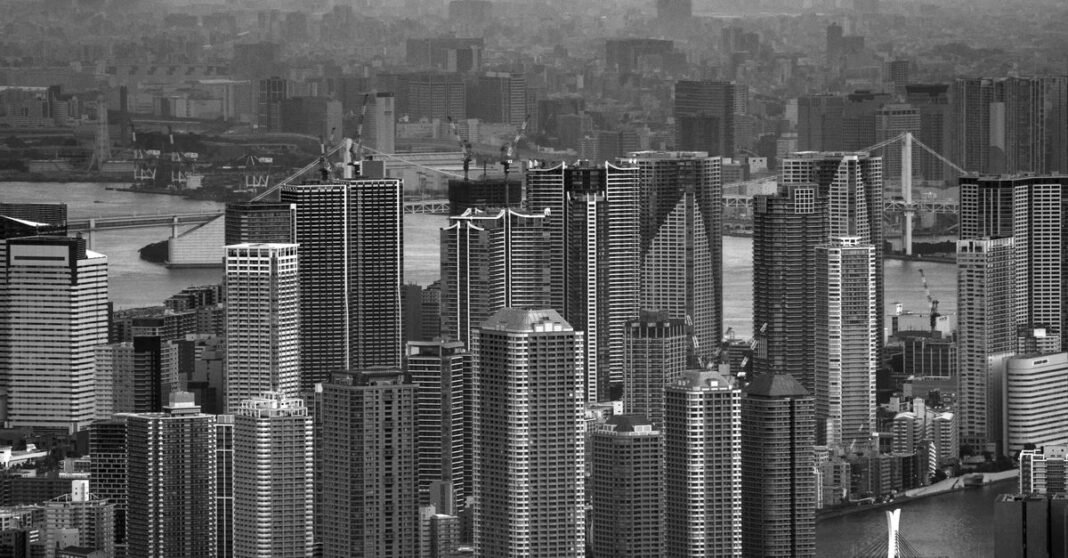 Imagen ilustrativa: Sismo de magnitud 5.9 sacude Tokio y deja al menos 37 heridos en el este de Japón Paisaje urbano en blanco y negro de Tokio con rascacielos y paisaje urbano.