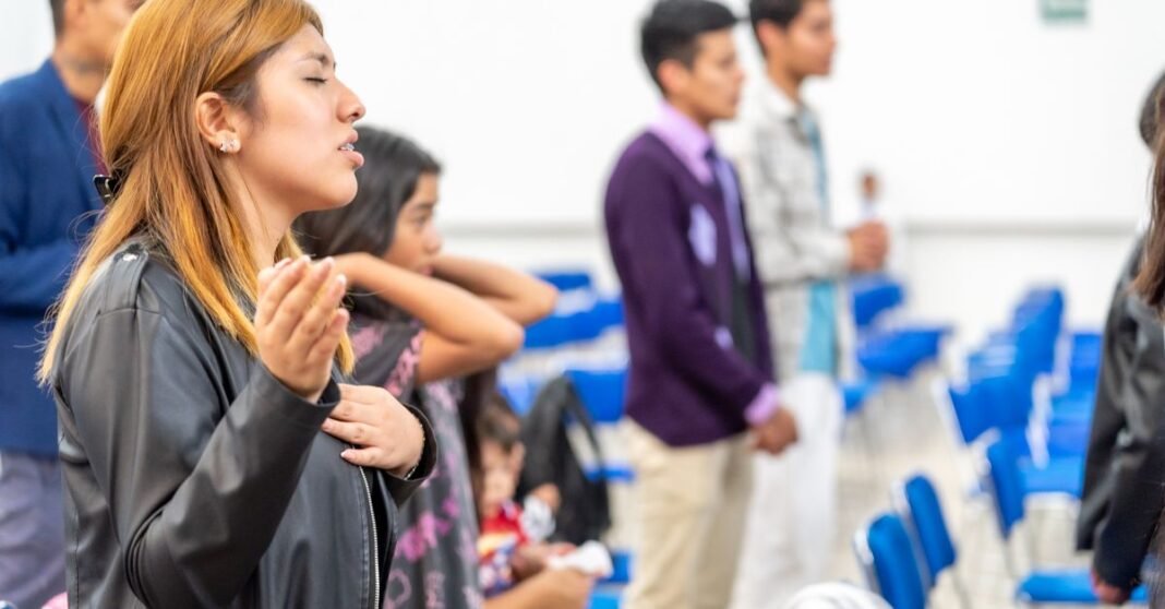 Opus Dei rechaza en México acusaciones de explotación laboral y trata de personas Jóvenes se reúnen para un evento religioso en una iglesia de la Ciudad de México, leyendo y participando.