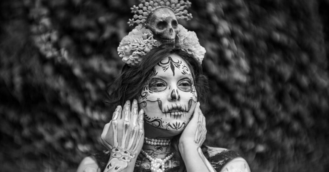 Confirmado: el Gran Desfile de Día de Muertos 2024 en CDMX será el 2 de noviembre Retrato en blanco y negro de una Catrina del Día de los Muertos en Ciudad de México.