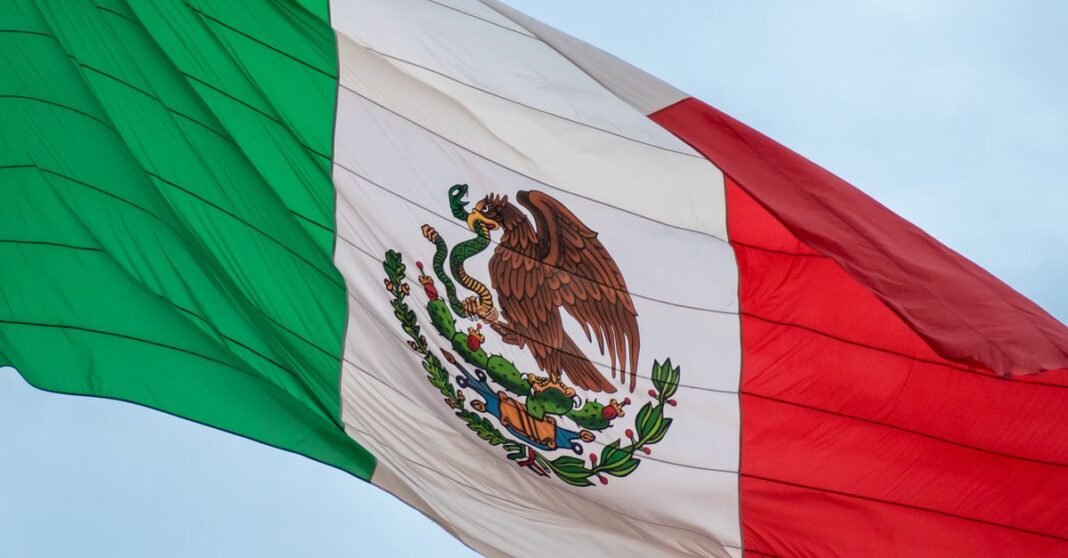 Zacatecas, el corredor que disputan el Cártel de Sinaloa y el CJNG por rutas, control territorial y expansión Imagen en alta resolución de la bandera mexicana ondeando al viento, simbolizando el orgullo nacional y la libertad.