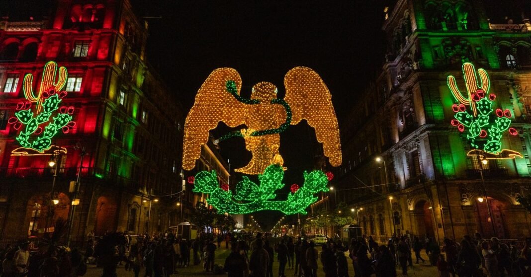 Sheinbaum alista gira por las 32 entidades tras su Segundo Informe; cerrará con acto en el Zócalo Escena nocturna de vibrante exhibición LED celebrando la Independencia de México en el Zócalo, CDMX.