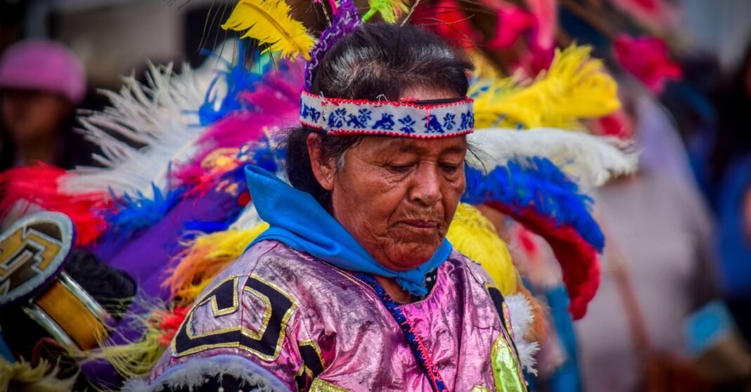Festival Afrodescendencias reúne memoria, arte y lucha antirracista en el Centro Histórico de la CDMX Un bailarín tradicional con vestimenta vibrante actuando en el festival de Atlacomulco, México.