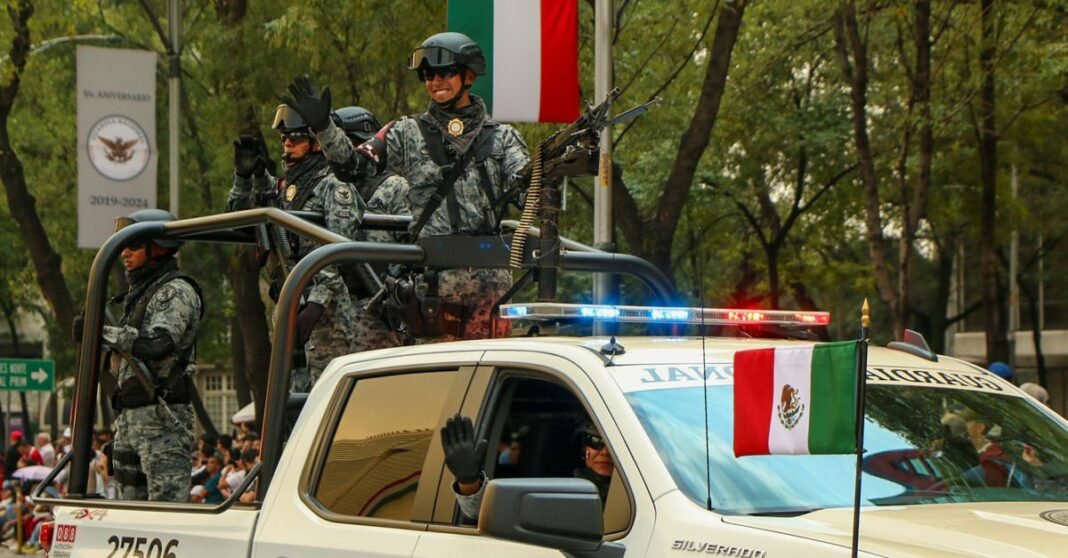 Confirma el Gobierno mexicano la muerte de ‘El Mencho’ en un operativo del Ejército en Jalisco Fuerzas armadas mexicanas en un desfile con vehículos militares y banderas nacionales en la Ciudad de México.