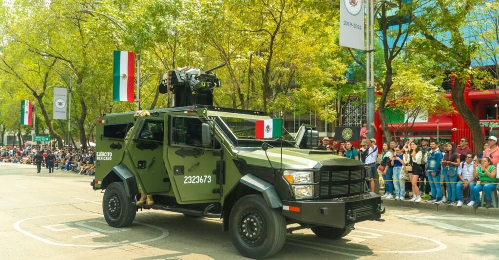 Personal militar realizando ejercicios al aire libre, demostrando habilidades tácticas y defensivas junto con civiles.