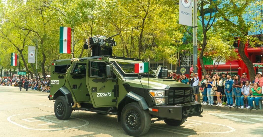 La nueva ley de inteligencia en México abre una nueva etapa para la seguridad pública y el escrutinio sobre la privacidad Personal militar realizando ejercicios al aire libre, demostrando habilidades tácticas y defensivas junto con civiles.