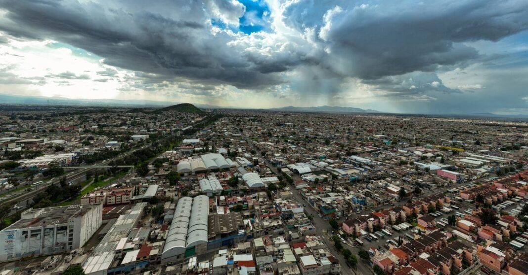 AWS anuncia inversión de 5 mil millones de dólares para su nueva región digital en Querétaro Impresionante panorama aéreo de Ciudad de México con un cielo dramático.