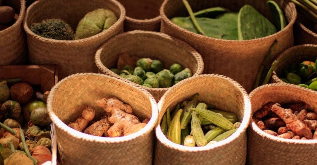 Detectan cadmio en alimentos de consumo común en la CDMX; especialistas piden monitorear suelos de cultivo Dos mujeres conversando cerca de una pared colorida en Ciudad de México, destacando la vida urbana y la interacción.