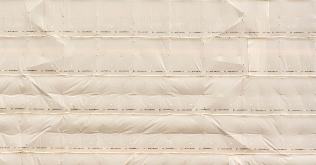 Corte Suprema de EU permite temporalmente que siga la construcción del salón de baile de la Casa Blanca Arreglo de tela texturizada color beige con pliegues y dobleces, ideal para fondos de diseño.