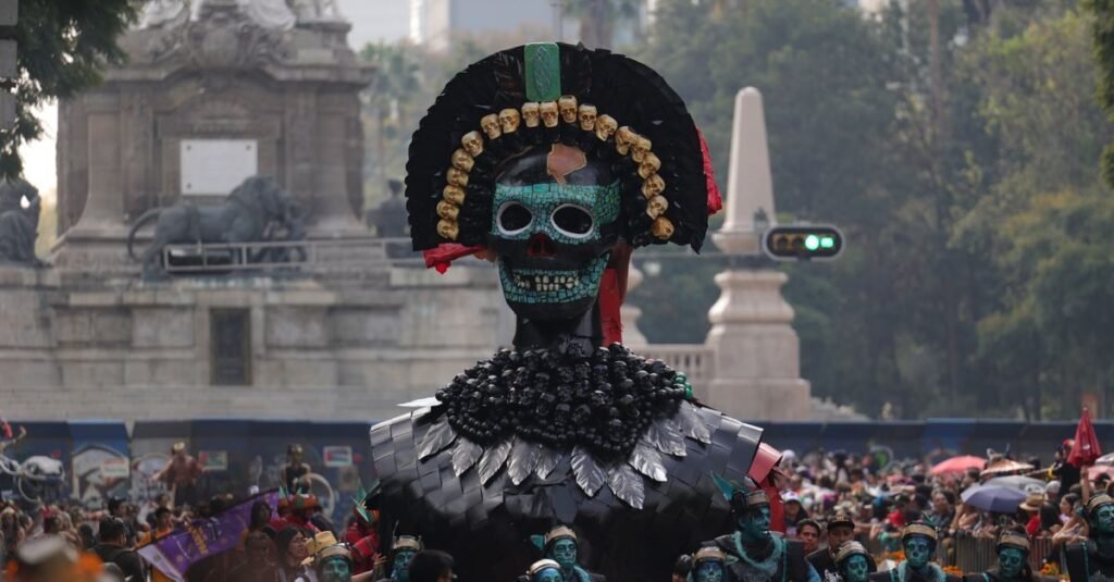 Vibrante desfile del Día de Muertos con disfraces coloridos y una gran carroza de esqueleto en la Ciudad de México.